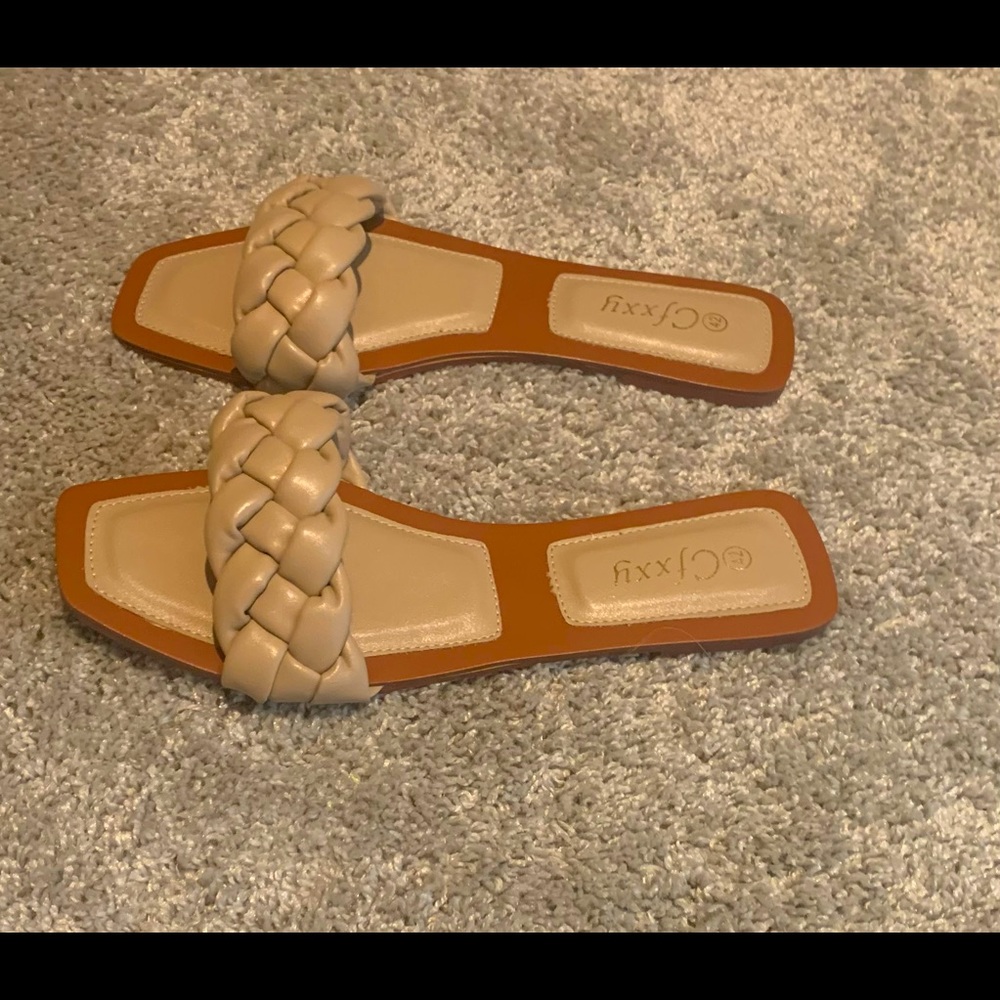Stylish summer sandals. Comfortable. Size 9. Color New beige.